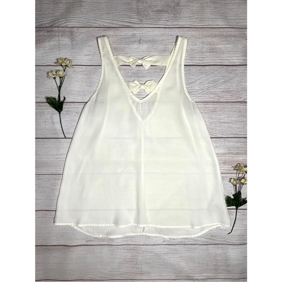 Everly V-Neck Bow Back Top - Picture 2 of 11